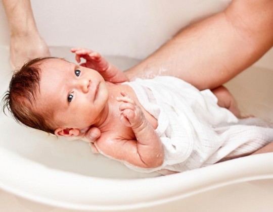 Trẻ bị sổ mũi có nên tắm hàng ngày không? Bật mí cách tắm đúng cho trẻ bị sổ mũi