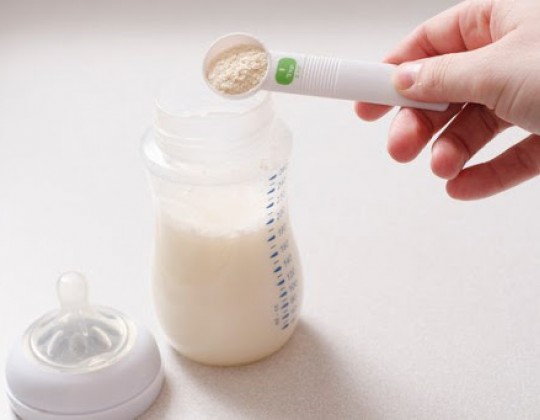 Có nên pha chung sữa non với sữa công thức cho bé uống không?