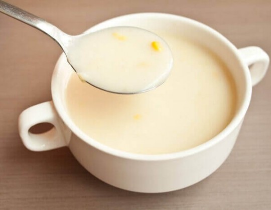 Đúng hay sai khi pha bột ăn dặm với sữa công thức?