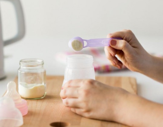 Pha sữa công thức với sữa tươi có thực sự tốt như mẹ nghĩ?