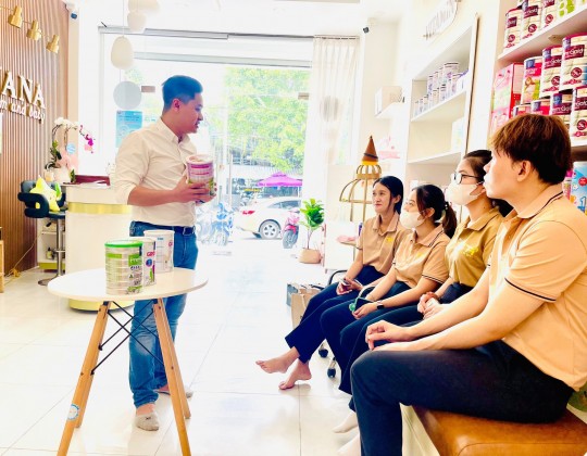 Sữa Hoàng Gia tổ chức training và dùng thử siêu phẩm Camel Grow Up tại Anna Mom & Baby